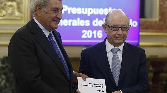 El ministro de Hacienda, Cristóbal Montoro, y el presidente del Congreso, Jesús Posada:: EFE