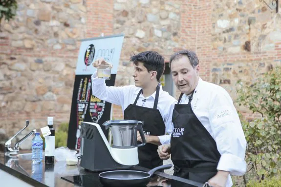 El mago Jorge Luengo y el chef Juan Burgos, compartieron fogones en el Palacio de Carvajal. :: j, rey.