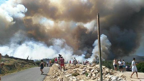 Vecinos de Acebo observan impotentes el avance del fuego por el monte.