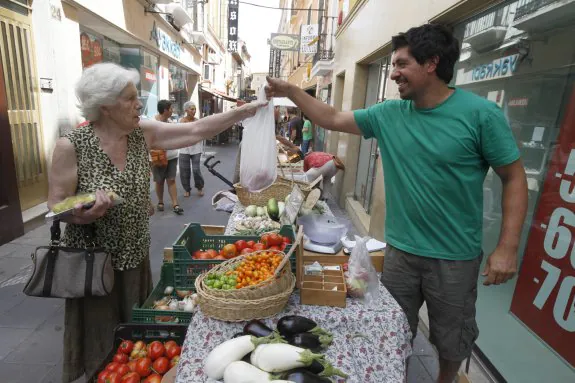 Es la quinta vez que se hace este mercado en la calle Moret. :: lorenzo cordero