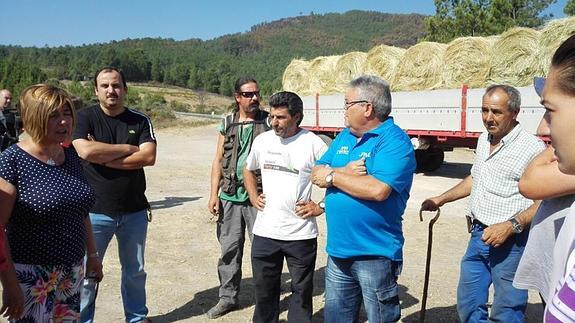 Charo Cordero, presidenta de la Diputación, junto a alcaldes y ganaderos de la zona afectada por el fuego.
