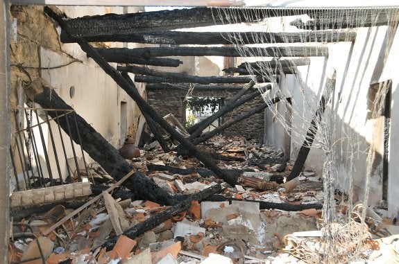 Interior de la casa quemada en Hoyos, que usaba una familia como residencia de verano. :: david palma