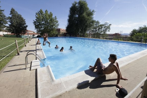 Bañistas en la piscina principal de Aldea Moret. :: l. cordero