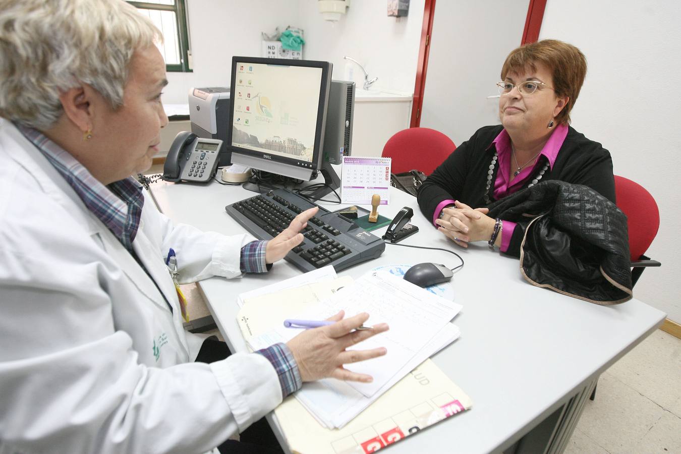 Una médico atiende a una paciente en la consulta de un centro de salud de la región.