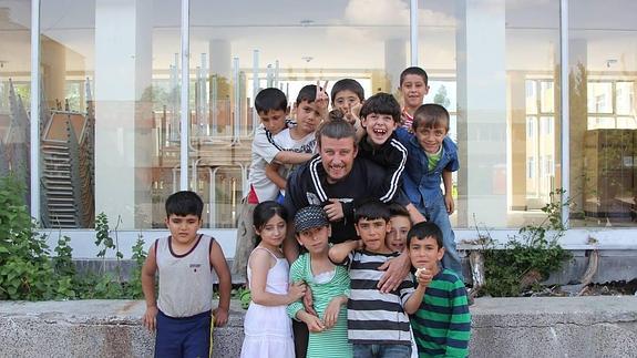 Sánchez Manzano, con algunos de los niños a los que da clases de fotografía. 