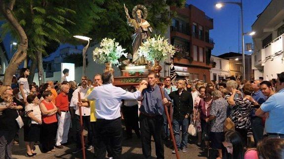 San Bartolo sale en procesión