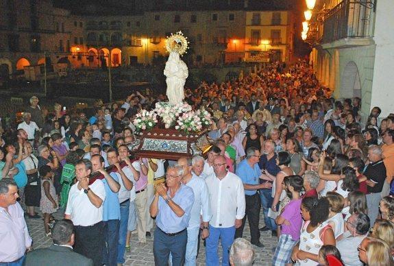 La Patrona, en la plaza Mayor, junto a cientos de personas. :: JSP