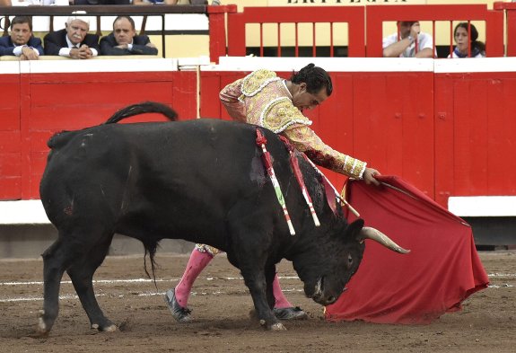 El diestro Iván Fandiño da un pase de muleta en su segundo toro. :: efe