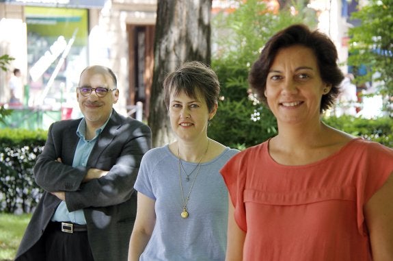 Jesús María Gómez, Deli Cornejo y Pilar López, junta directiva de 'Norbanova'. :: Marisa núñez