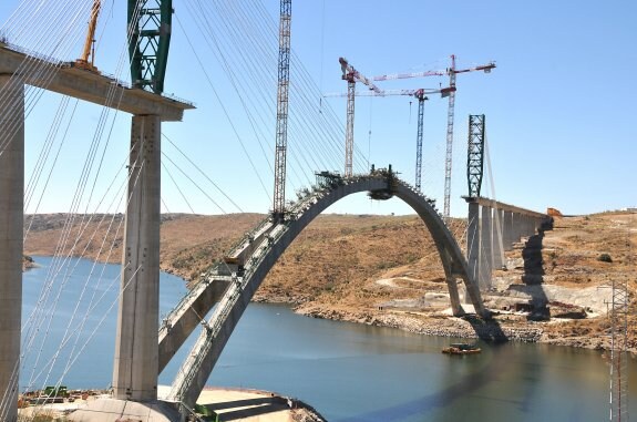 Viaducto del AVE en la provincia de Cáceres. :: hoy