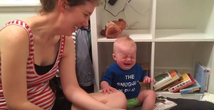 El llanto de un bebé cada vez que terminan de leerle un cuento