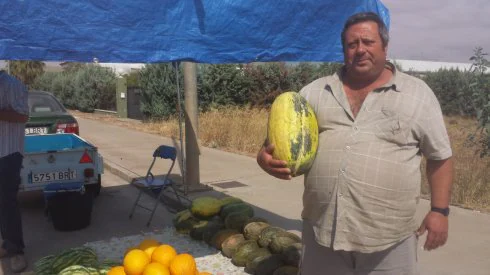 Juan García con un 'melón de cuelga' . :: g. c.