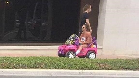 Le quitan el carnet de conducir y va a la Universidad en el jeep de la Barbie