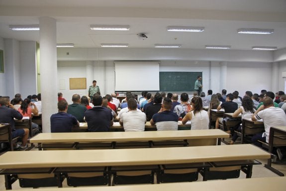 Los aspirantes, en las aulas de la Escuela Politécnica del campus cacereño, ayer. :: armando méndez