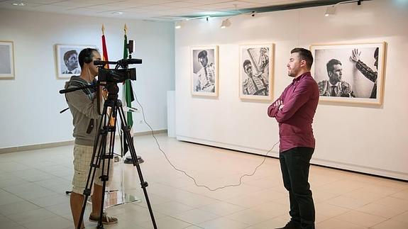 El autor, durante la inaguración de la muestra.