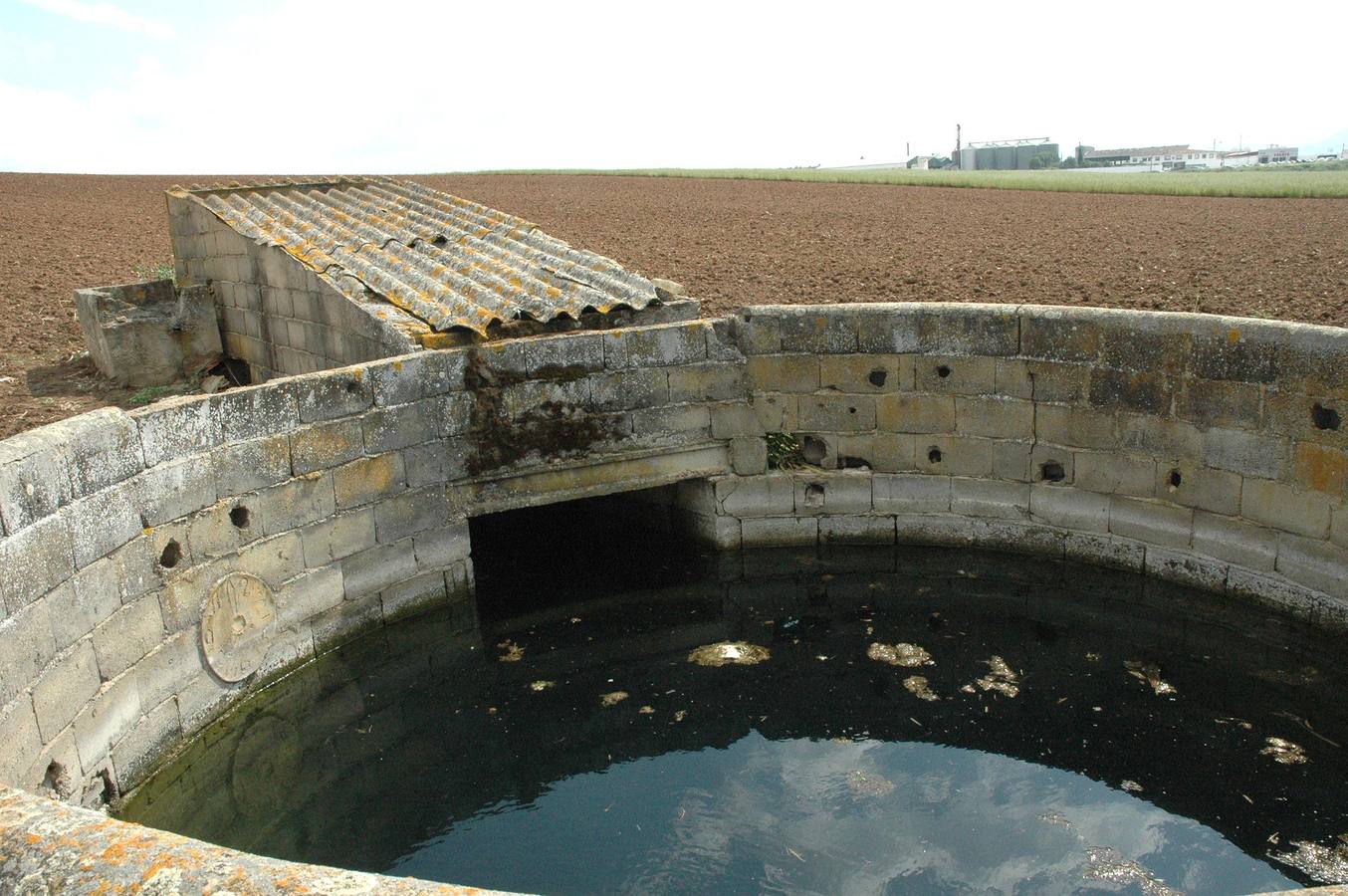 Pozo en una parcela agraria en las inmediaciones de Mérida. 