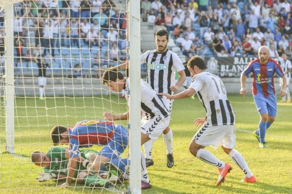 Saavedra y Salva tratan de impedir que el balón cruce la línea de gol ante la presión de Rober, Carreño y Nando Copete. :: J. V. ARNELAS