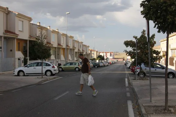 Una de las calles de Cáceres el Viejo donde se renovarán las tuberías de agua. :: ANDREa LUENGO