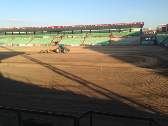 El estadio Romano, ya sin césped, se prepara para la instalación de los tepes. :: @Merida_AD