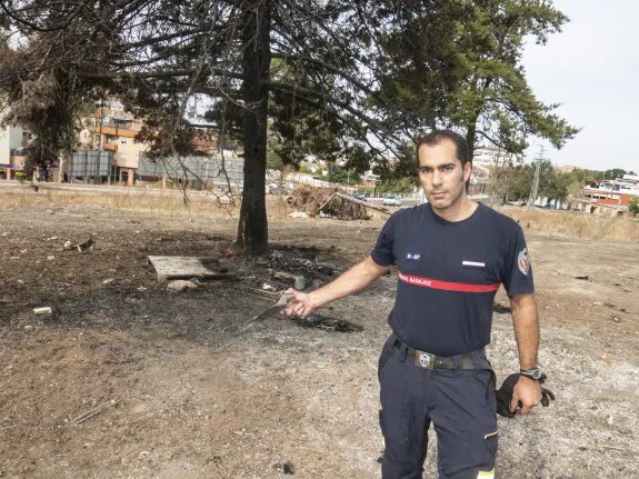 Un bombero muestra restos de la explosión. :: pakopí