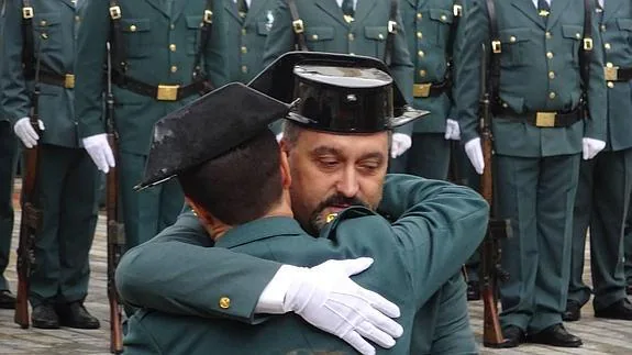 Momento en el que el agente es felicitado por el teniente coronel que le impuso la medalla.