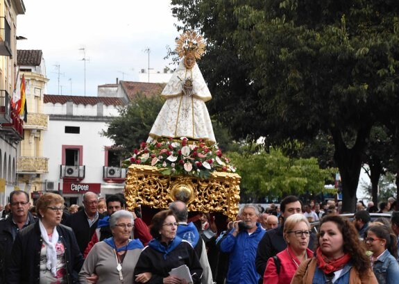 La Virgen de la Cruces, en su salida desde la Plaza de España. :: a.c.