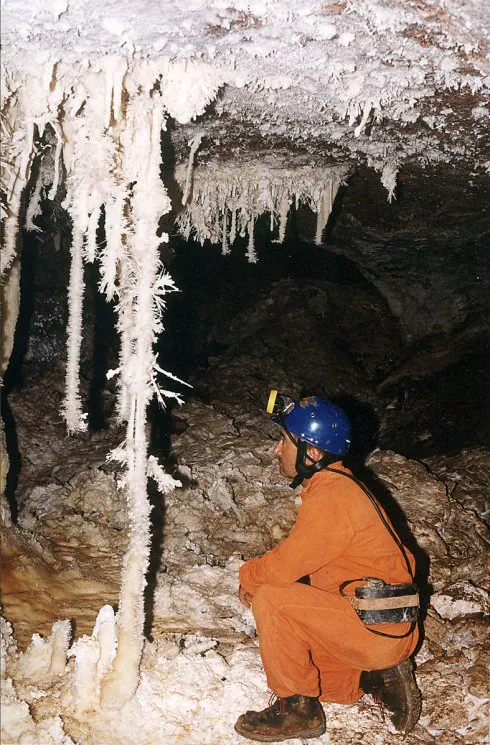 Una de las espectaculares formaciones geológicas de la cueva de Castañar de Ibor. :: hoy