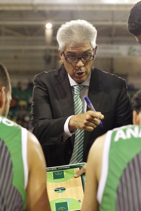 Ñete Bohigas da instrucciones en el duelo ante Huesca. :: a. méndez