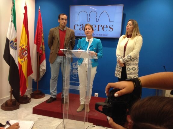 Nevado, con el portavoz del Gobierno, Rafael Mateos, y la concejala de Economía, María Guardiola. :: JOTA
