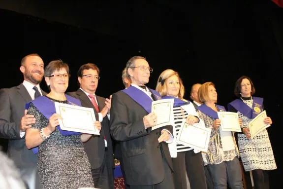 Alumnos almendralejenses reciben el diploma. :: g. c.
