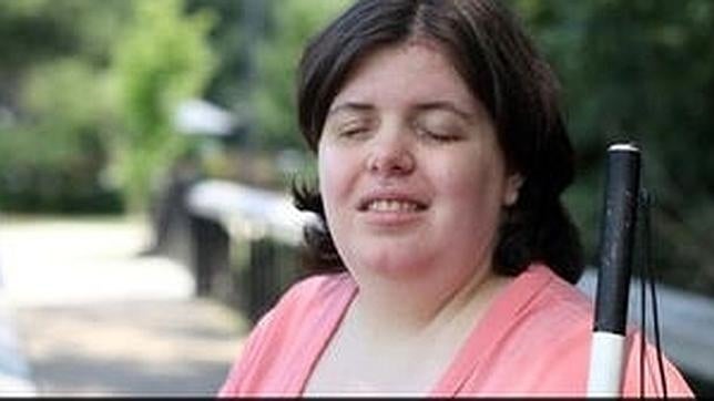 Se rocía disolvente en los ojos para alcanzar su sueño de ser ciega
