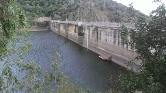 Presa de Villar del Rey (Badajoz) ayer, donde vierte el río Zapatón, afluente del Guadiana. :: A. S.