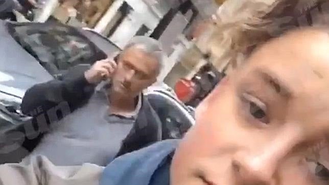 Mourinho empuja a un niño que le estaba grabando