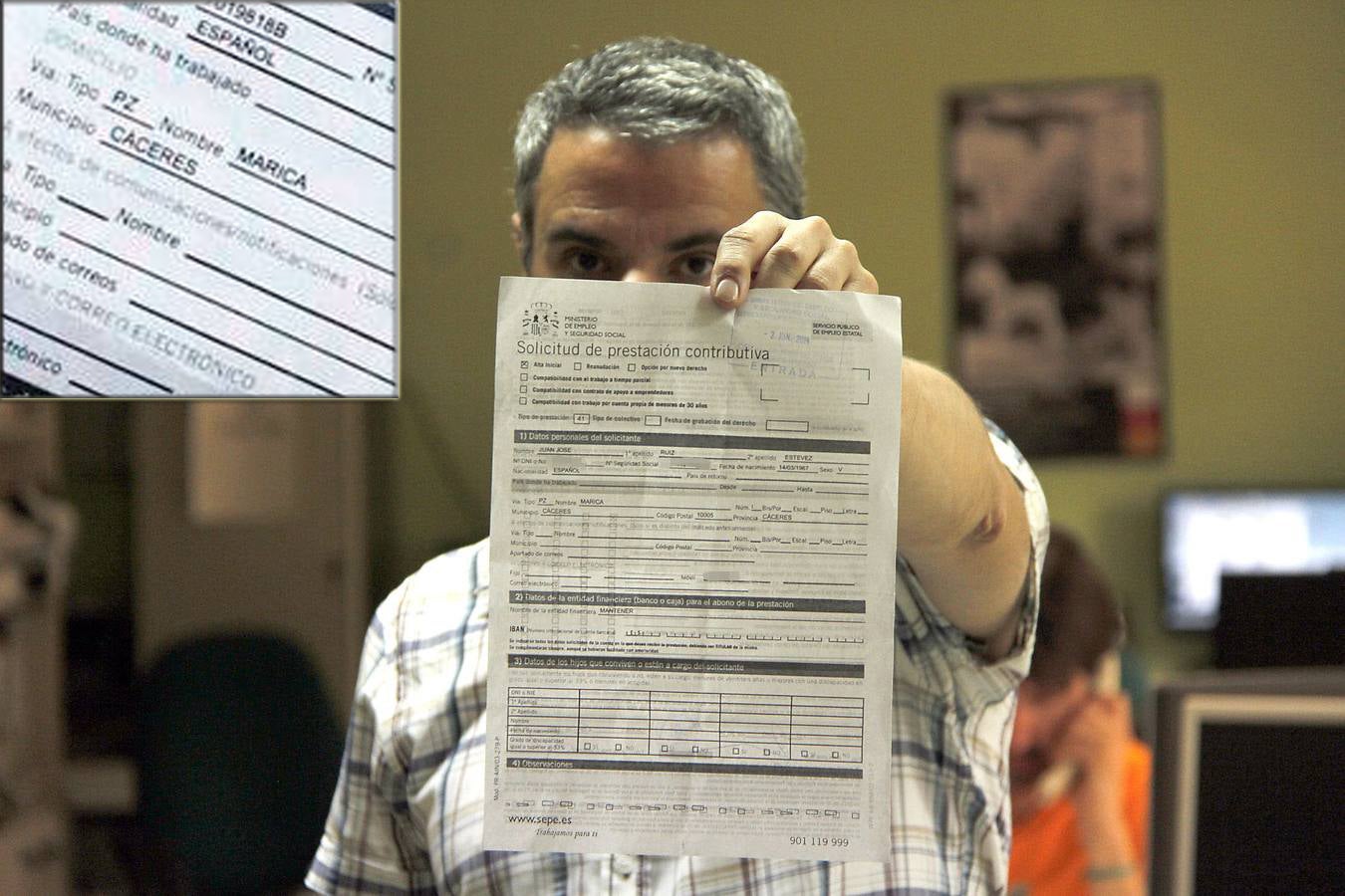 El maestro lienciado en Historia Juan José R. E., cuando mostró al Diario HOY su solicitud de prestación contributiva, en la que el funcionario escribió que vivía en la ‘Plaza Marica’ de Cáceres. 