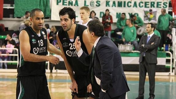 Francis Sánchez, en el centro, junto a Gustavo Aranzana y Carlos Cherry durante su última temporada en Cáceres