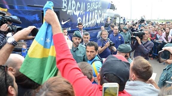 Un seguidor blaugrana le muestra a Dani Alves la bandera brasileña a su llegada a Extremadura