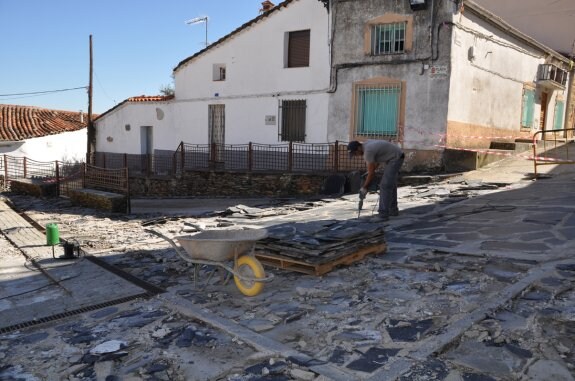 Operario retirando el actual suelo de pizarra. :: c.m.