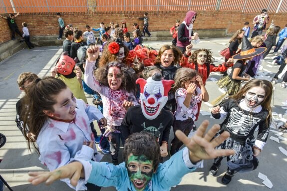 Los escolares del colegio Luis Vives celebran Halloween en el centro educativo. :: j. v. arnelas