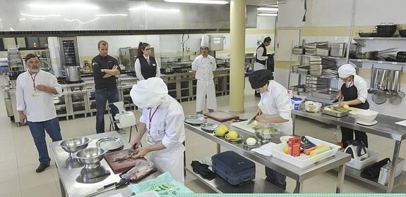 Alumnos de cocina del instituto San Fernando. :: j. v. arnelas