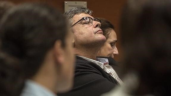 El médico deportivo y profesor en la UEx, Marcos Maynar, ayer en el banquillo de los acusados:: EFE