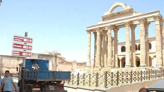 Las obras en el Templo de Diana y en la entrada al Teatro Romano deben acabar este mes