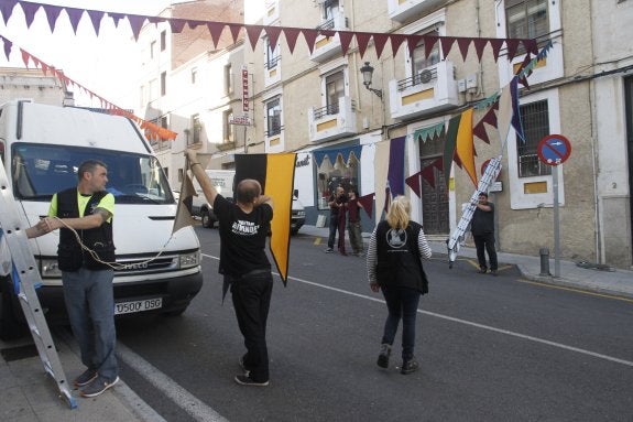 Operarios de Rivendel colocando ayer adornos en la calle Gran Vía. :: armando