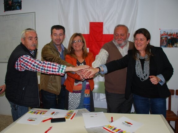 Los alcaldes en el centro, con responsables de Cruz Roja. :: JSP