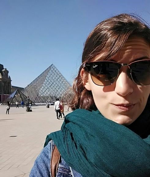Victoria Chaparro, frente al museo del Louvre I