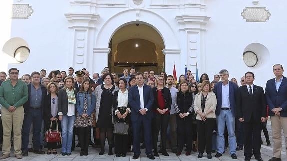 Todas las fuerzas políticas representadas en la Asamblea extremeña han participado en el acto en Mérida