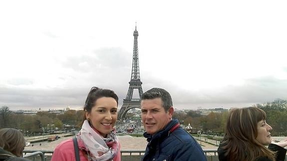 María y Rubén, con la torre Eiffel al fondo 