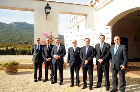 Directivos del Popular y de Diario HOY, junto a Manuel Rosa, ayer, en Viña Santa Marina. :: brígido
