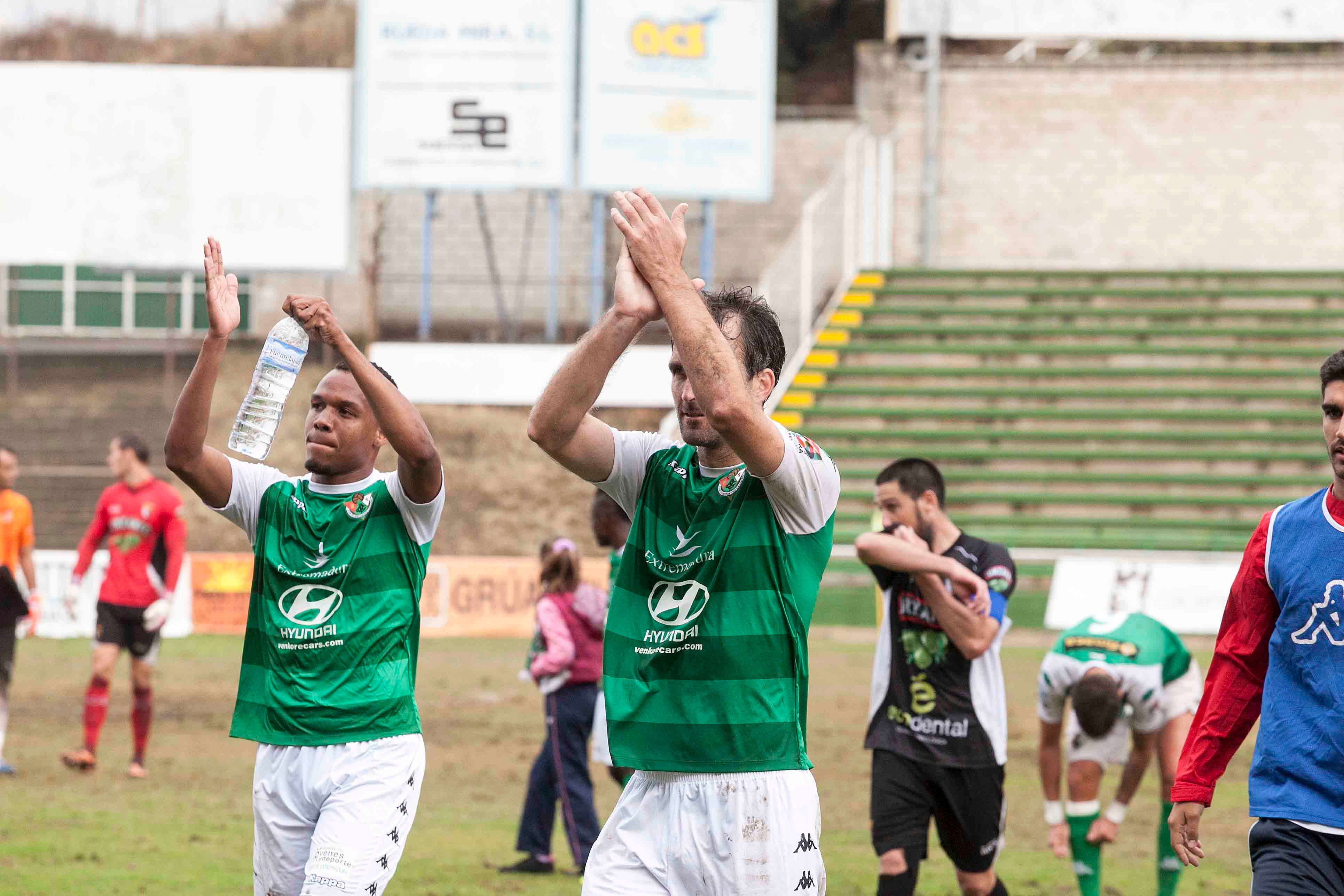 Mejías aplaude a la afición tras el partido ante el Tudelano:: J. REY