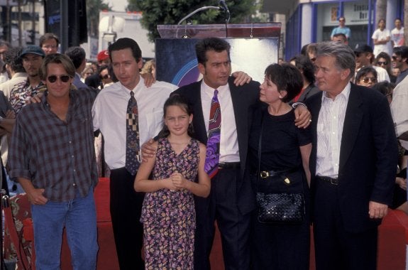 Emilio, Ramón y Charlie Sheen con sus padres Janet y Martin y una de sus nietas. :: Ron Galella