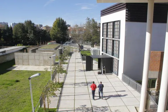 Imagen tomada ayer del Espacio de la Creación Joven junto al edificio 'La Chimenea'. :: marisa núñez